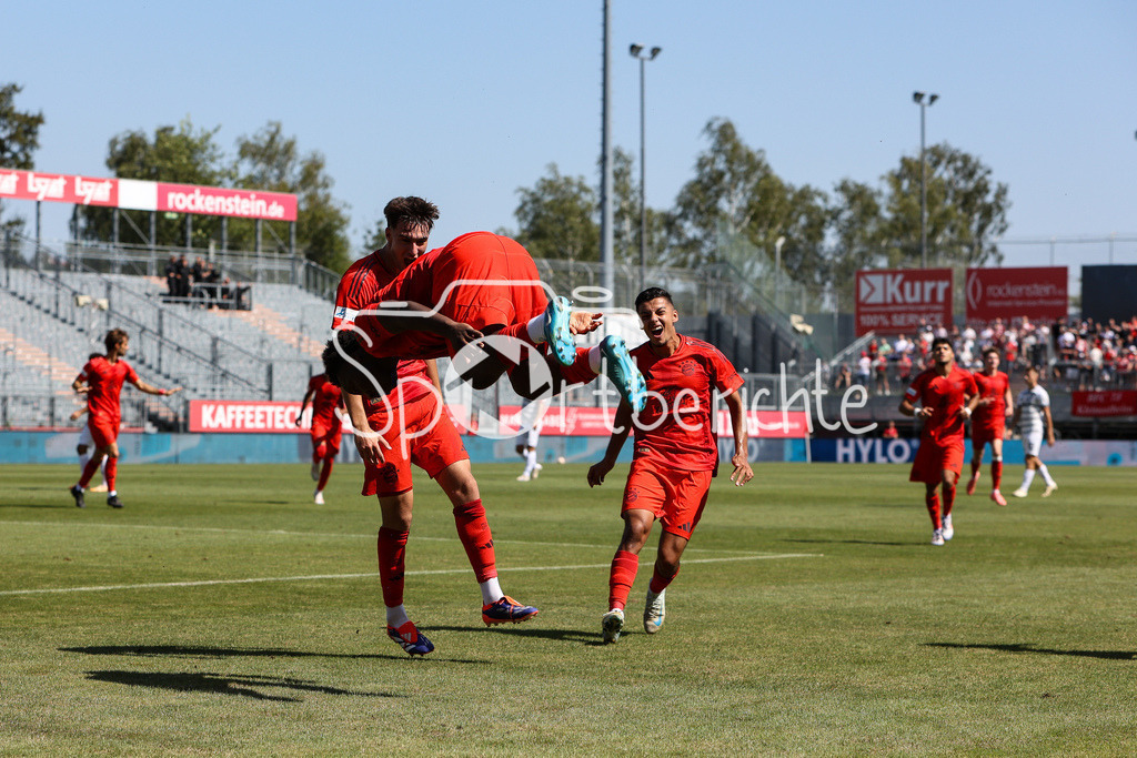 FC Würzburger Kickers - FC Bayern Amateure | Jubel nach dem Treffer zum 0-1 durch Nestory IRANKUNDA (FC Bayern München II #7) / Tor / Freude / Happy / Torschuetze / Flick Flack / Salto / Regionalliga Bayern: FC Würzburger Kickers - FC Bayern München II, AKON Arena am 24.08.2024