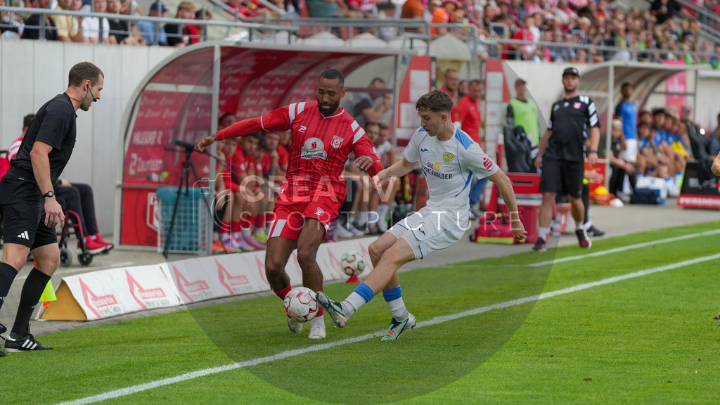 Fußball, Herren, Saison 2025/2026, Regionalliga Nordost, 5. Spieltag, Hallescher FC vs. FSV 63 Luckenwalde, Dienstag 26.08.2025, Leuna-Chemie-Stadion Halle, | Fußball, Herren, Saison 2025/2026, Regionalliga Nordost, 5. Spieltag, Hallescher FC vs. FSV 63 Luckenwalde, Dienstag 26.08.2025, Leuna-Chemie-Stadion Halle, Im Bild: Cyrill Akono (l. Halle) und Sofiene Jannene (r. Luckenwalde) - Realisiert mit Pictrs.com