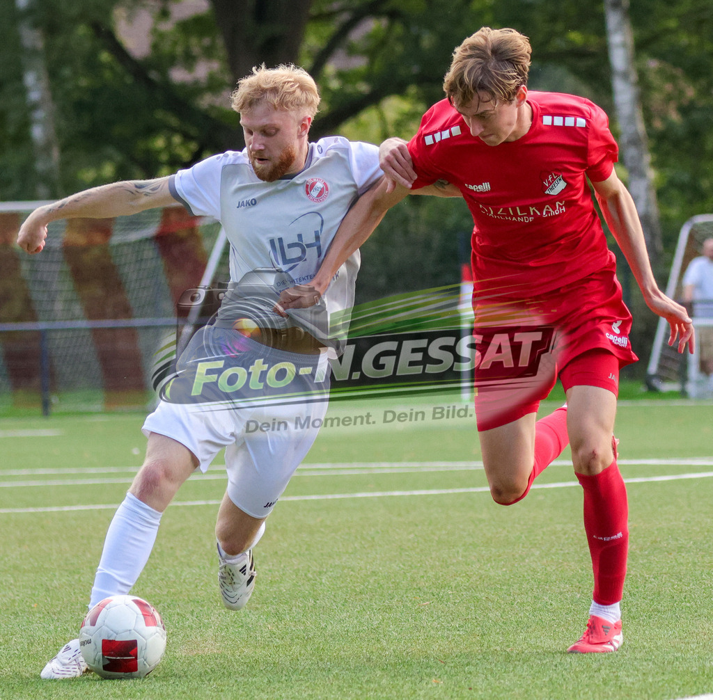 FC RW Kirchlengern - VfL Theesen | Auf dem Bild zu sehen: Grau FC RW Kirchlengern: Jan Luka Kollmeier ; Rot VfL Theesen: Eric Jesper Darlath FC RW Kirchlengern, VfL Theesen, Saison 26/27, Westfalenliga, Kirchlengern, Deutschland - Realisiert mit Pictrs.com