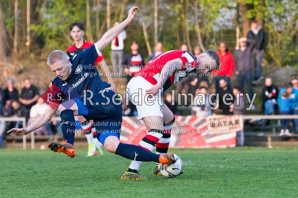 Fußball, Saison 2021/22, LOTTO-Pokal, Lohbrügge - Altona 93, Binnenfeldredder (Hamburg), 26.04.2022, Viertelfinale | Robert Pallasch (#18, Lohbrügge), Ole Wohlers (#11, AFC)