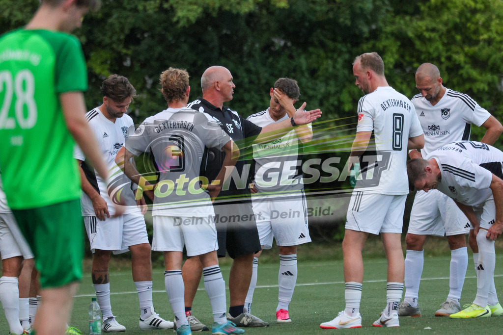 SC Bünde - TuS Bexterhagen | Auf dem Bild zu sehen: grün SC Bünde: ; weiß TuS Bexterhagen:  SC Bünde, TuS Bexterhagen, Saison 26/27, Testspiel, Hunnebrock, Deutschland - Realisiert mit Pictrs.com