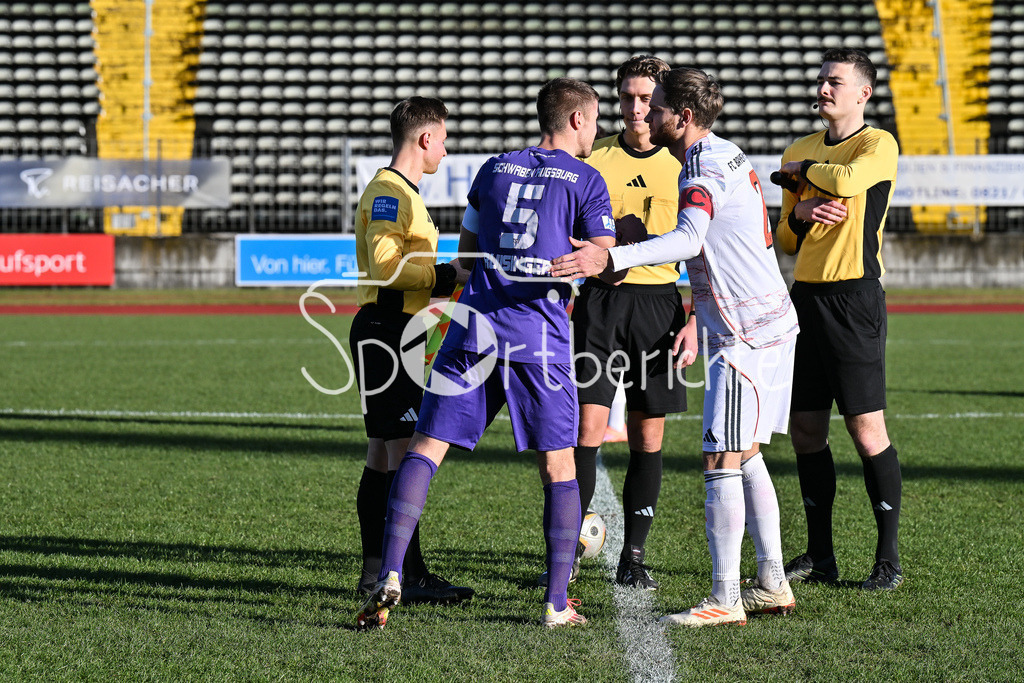 TSV Schwaben Augsburg - FC Bayern Amateure | AUGSBURG, GERMANY - 29. NOVEMBER: Platzwahl zwischen Dennis RUISINGER (TSV Schwaben Augsburg 5) und Benno SCHMITZ (FC Bayern München II 2 beim Ligaspiel zwischen dem TSV Schwaben Augsburg und den Amateuren des FC Bayern am 20. Spieltag der Regionalliga Bayern im Rosenaustadion