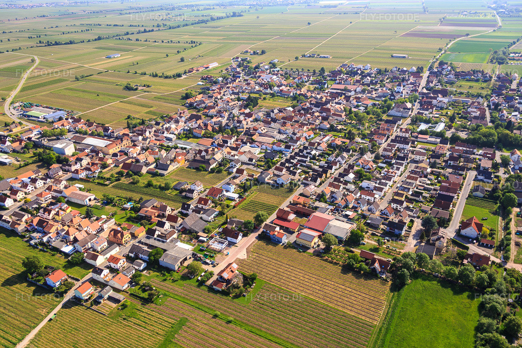 Luftbild: Dorfansicht aus Südwesten in Niederkirchen bei Deidesheim im Bundesland Rheinland-Pfalz in Deutschland. Foto: IMG_078691.jpg vom 13.05.2015 durch Werner Riehm/FLY-FOTO.de
