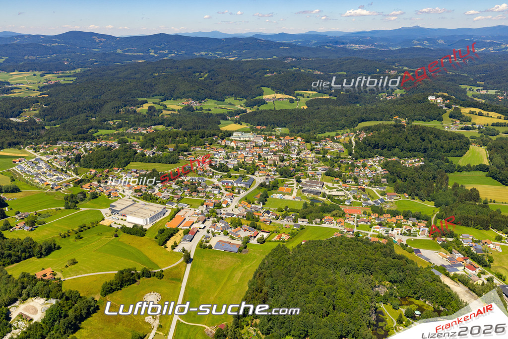 Aktuelles Luftbild von  Fürstenstein - Die Luftaufnahme wurde 2022 mittels UL-Flugzeug erstellt ( keine Drohne ) - hochauflösende Kamera-Systeme von  Canon -Beste Qualität - Für grossformatige Ausdrucke geeignet. Die Geschenkidee !