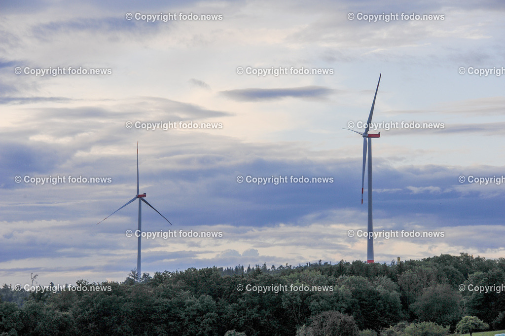 Deutschland_ Baden-Wuerttemberg_ Windpark Schurwald_ 03.08.2025-2 | 03.08.2025, Deutschland, GER, Baden-Wuerttemberg, Windpark Schurwald, im Bild Themenbild, Erneuerbare Energie, ⁠Windkraftanlage, Onshore-Windpark, Rotorblatt, Windrad, Energiewende, Stromerzeugung, CO₂-frei, ⁠Naturschutz, ⁠Landschaftsschutz, ⁠Energieversorgung, ⁠Einspeisung ins Netz, Genehmigungsverfahren, ⁠Buergerbeteiligung, Windgutachten, Schallimmissionsschutz, ⁠Visualisierung, Artenschutzpruefung, Anlagenstandort, Leistung, Feature, Symbolbild
