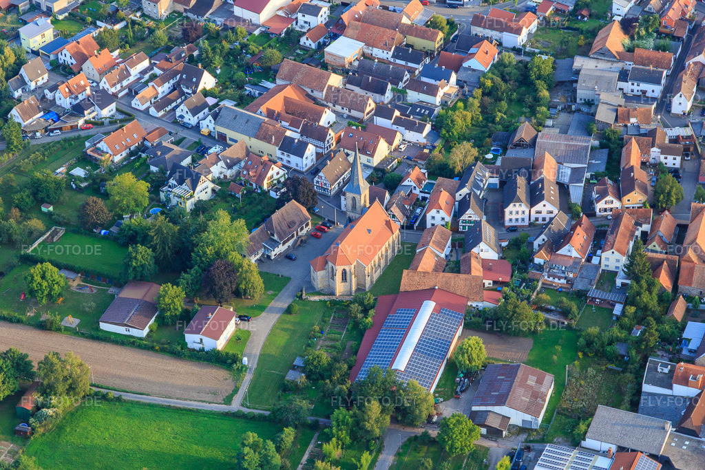 Luftbild: Kirchstraße mit Kirche am Weingut Thomas Schaurer im Ortsteil Ingenheim in Billigheim-Ingenheim im Bundesland Rheinland-Pfalz in Deutschland. Foto: IMG_103236.jpg vom 03.09.2017 durch Werner Riehm/FLY-FOTO.deWeingut Schaurer