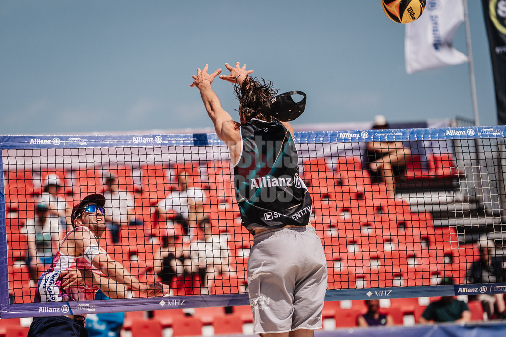 Beachvolleyball | Männer | Allianz German Beach Tour 2025 | Tourstop Bremen | 13.06.2025 | v.l. Manuel Harms haut beim Angriff Jannik Kühlborn die Mütze vom Kopf