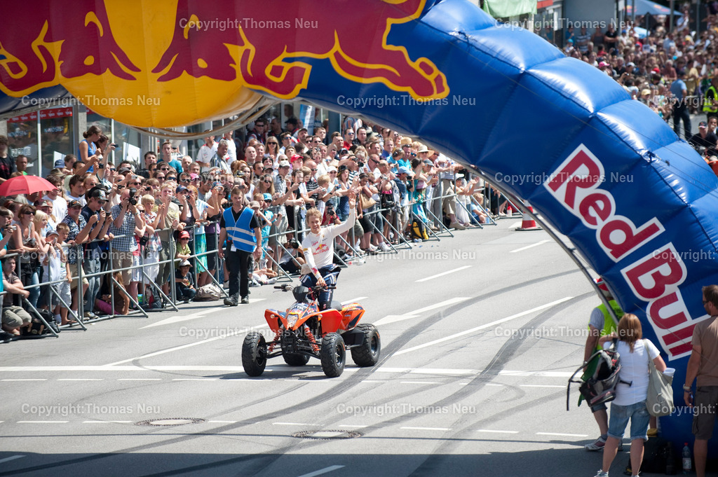_DSC7082 | Sebastian Vettel beim spektakulären „Home Run“ in Heppenheim: Der Formel-1-Weltmeister fährt im Red-Bull-Rennwagen über die zur Rennstrecke umfunktionierte B3 in seiner Heimatstadt. Tausende Fans feiern ihren Lokalhelden.