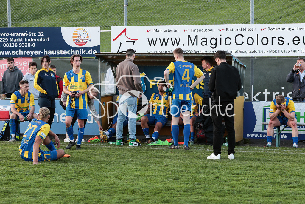 FC Pipinsried - TSV Buchbach | Auf Wiedersehen in Pipinsried? / Der Dorfclub steigt aus der Regionalliga ab / Absteiger / Abstieg / Symbolbild / haengende Koepfe nach Schlusspfiff bei den Hausherren