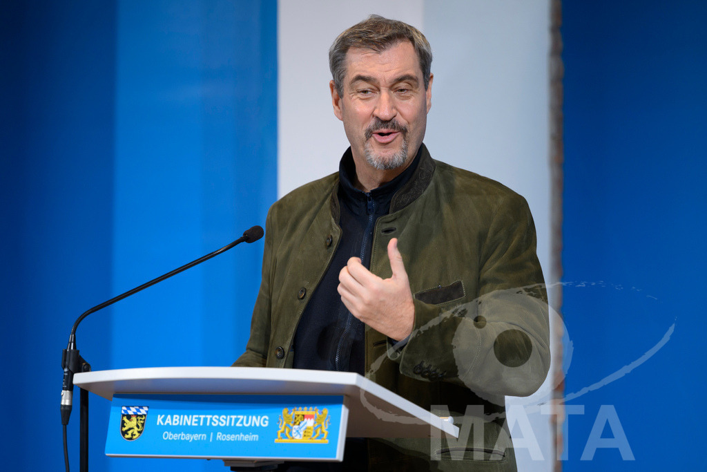 _DW04790 | Bayerns Ministerpräsident Markus Söder (CSU) bei einer Pressekonferenz im Lokschuppen. Rosenheim, 02.12.2025 Bayern Deutschland - Realisiert mit Pictrs.com