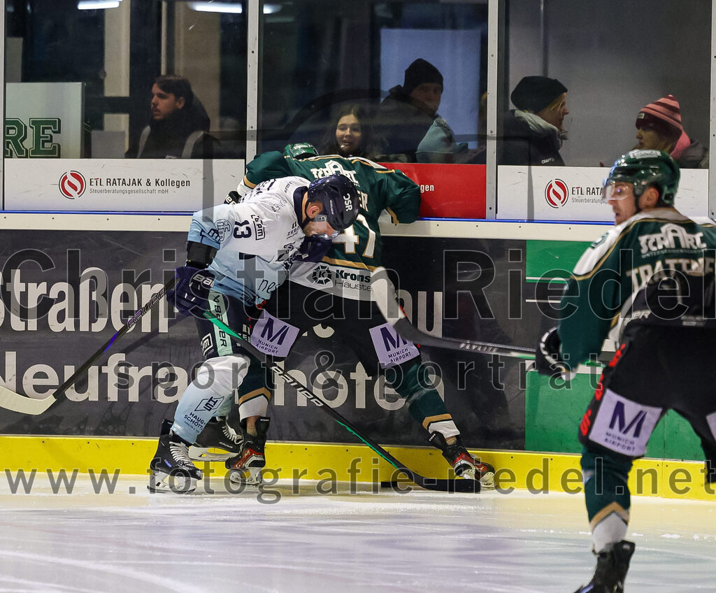 2026-01-06_093_TSV_Erding_gegen_EV_Lindau_Islanders | Erding, Deutschland, 06.01.2026:Eishockey, Oberliga Süd 2025 / 2026, 35. Spieltag, TSV Erding gegen EV Lindau Islanders, Endergebnis: 2:5Steffen Tölzer (EV Lindau Islanders, #13), Marco Pfleger (Erding Gladiators, #47)Foto: Christian Riedel / fotografie-riedel.net