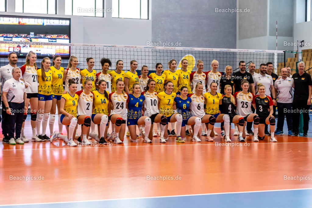 2023-00070829-Freundschaftsspiel-Deutschland-Ukraine | Ukrainę und Deutschland Mannschaft 20.05.2023; Berlin Foto: Gerold Rebsch - www.beachpics.de
