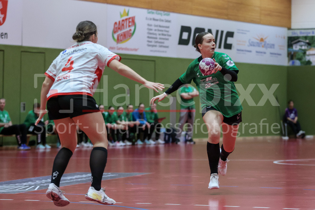 Handball, 2. Bundesliga Frauen, SV Werder Bremen - HSV Solingen-Gräfrath 76 | v.li.: Carina Senel (HSV Solingen-Gräfrath 76, 4), Mathilda Häberle (SV Werder Bremen, 19) am Ball, Spielszene, Aktion, Action