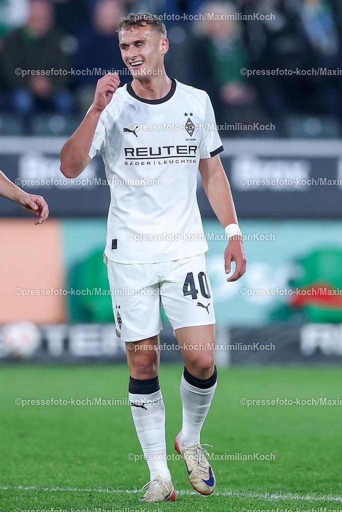 BMG05102502170 | 05.10.2025, Fußball, Borussia Mönchengladbach - SC Freiburg, 1. Fußball Bundesliga, Borussia-Park, Saison 2025 2026: Jan Urbich (Borussia Mönchengladbach #40) enttäuscht Enttäuschung DFB regulations prohibit any use of photographs as image sequences and or quasi-video.