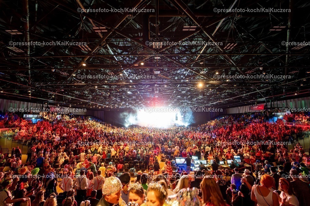 KKU25012501003 | 25.01.2025, xkkux, Düsseldorf, Karnevalsveranstaltung - Die Lachende in der Mitsubishi Electric HALLE. Übersichtsbild Innenansicht Tausende Jecken feiern zusammen bei Karnevalsmusik