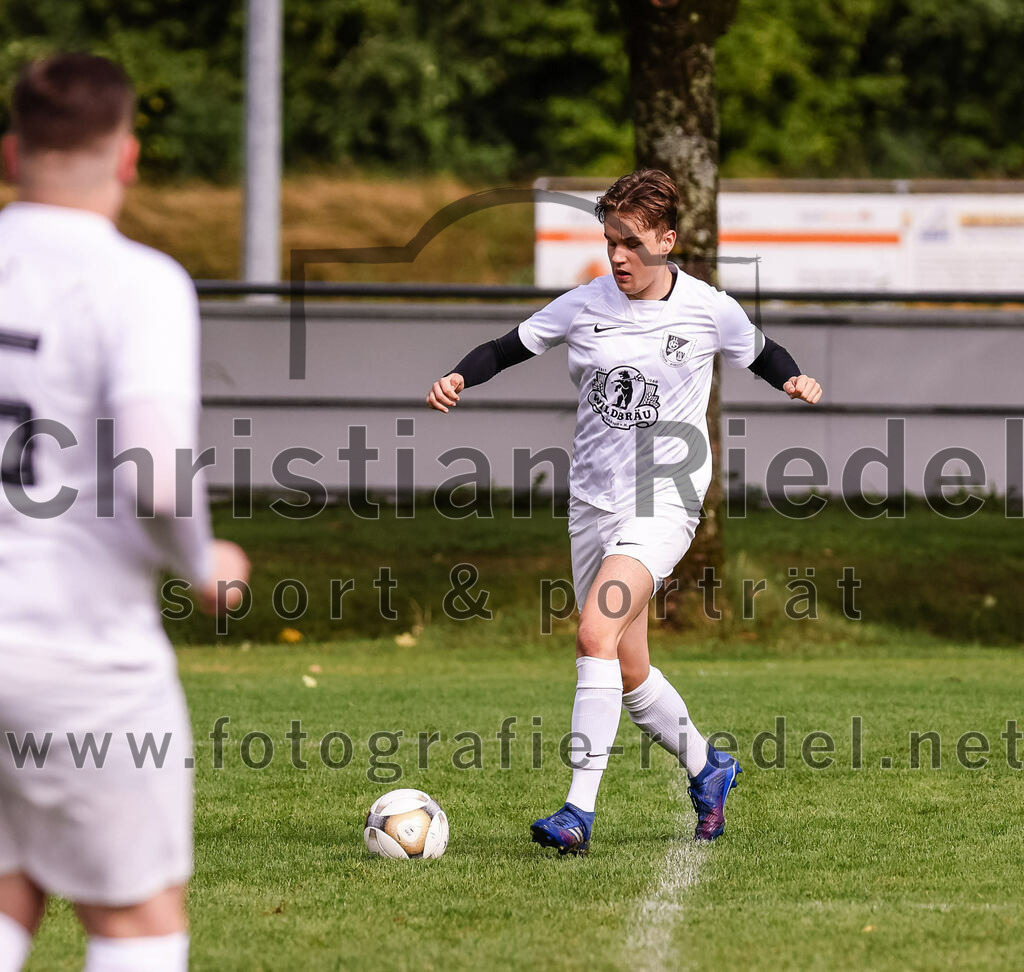 2023-08-27_023_TSV_Egmating_II_gegen_SG_Grasbrunn-Haar_II | Egmating, Deutschland, 27.08.2023:
Fußball, B-Klasse 2023 / 2024, 2. Spieltag, TSV Egmating II gegen (SG) Grasbrunn / Haar II, Endergebnis: 1:2

Simon Frick ((SG) Grasbrunn / Haar II, #2)

Foto: Christian Riedel / fotografie-riedel.net