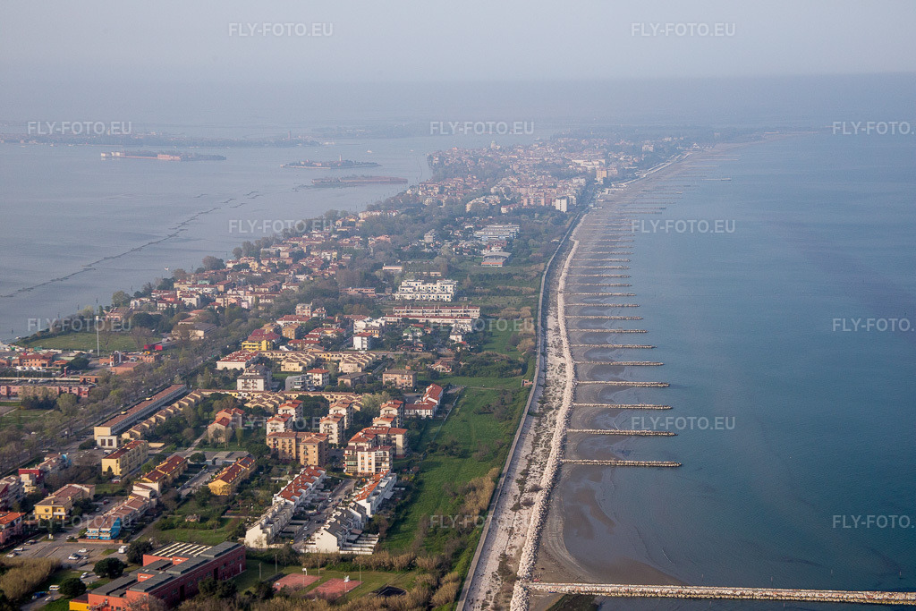 Vue aérienne: Vue de la ville à Malamocco dans le département Vénétie, Italie. Photo: IMG_087483.jpg prise le 06/04/2016 par Werner Riehm/FLY-FOTO.euRésolution de l'original: 5472 x 3648 px