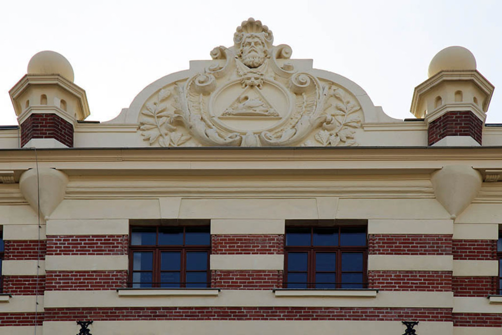 Foto: Leipzig - Buntgarnwerke - verzierter Giebel | Das Team hinter BILDLEXIKON LEIPZIG bündelt historische wie aktuelle Informationen über die Stadt Leipzig in Text und Bild auf einer Plattform und stellt diese der interessierten Öffentlichkeit zur Verfügung.