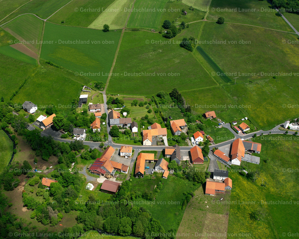 2615332 | RADMüHL 09.06.2006 Landwirtschaftliche Nutzflächen und Feldgrenzen  umsäumen das Siedlungsgebiet des Dorfes in Radmühl im Bundesland Hessen, Deutschland // Agricultural land and field boundaries surround the settlement area of the village  in Radmühl in the state Hesse, Germany Foto: Gerhard Launer
