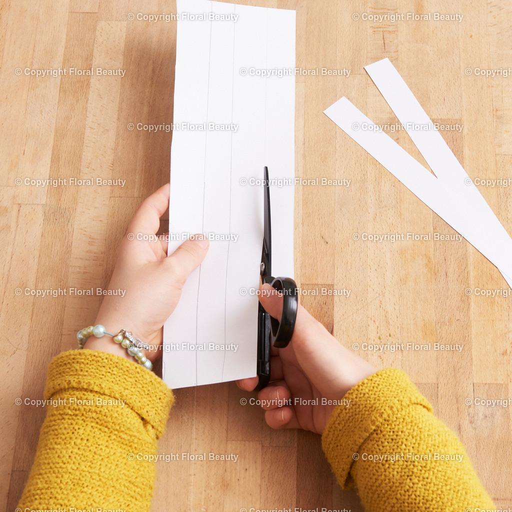 Hexentreppe aus Papier basteln | Papier in 2 cm breite Streifen schneiden. Mit Kleber rechtwinklig fixieren. Abwechselnd Streifen über Streifen legen und andrücken. Abschließend zusammenkleben. - Realisiert mit Pictrs.com