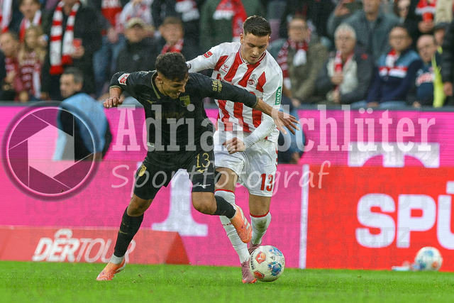 1. FC Köln vs FC Augsburg - 1. Bundesliga | Köln, Deutschland, 18.10.25:   Dimitrios Christos Giannoulis (FC Augsburg) und Said El Mala (1. FC Köln) im Kampf um den Ball waehrend des Spiels der 1. Bundesliga zwischen  1. FC Köln vs FC Augsburg im RheinEnergieStadion(Foto von Brauer-Fotoagentur / Adrian Schlueter)