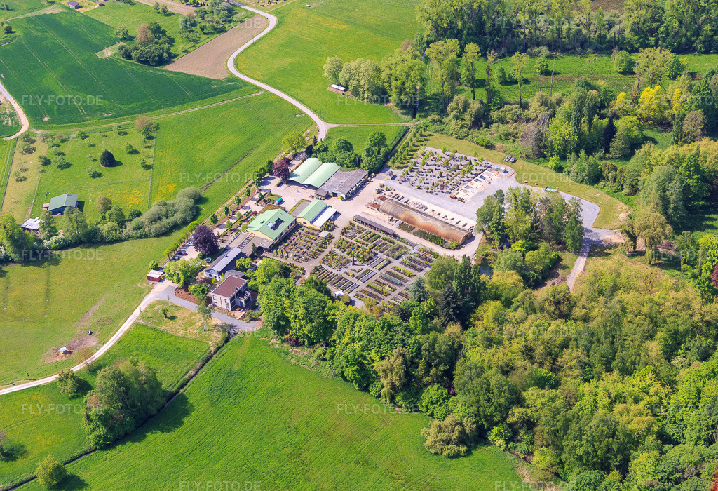 Luftbild: Bienwald-Baumschule GbR in Berg im Bundesland Rheinland-Pfalz in Deutschland. – Foto: IMG_078577.jpg vom 08.05.2015 durch Werner Riehm/FLY-FOTO.de – Auflösung des Originals: 5333 x 3648 px – Greentec und Bienwald Baumschule - Eine weitere WordPress-Website