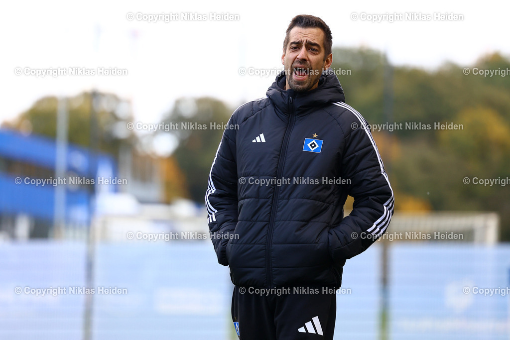 NH_HamburgerSVU19_SVWerderBremenU19_DFBNachwuchsliga_18102025 | Oliver Krause (Trainer, Hamburger SV U19)Fußball I Junioren I U19 DFB-Nachwuchsliga Vorrunde Gruppe A I Saison 2025-2026 I 8. Spieltag I Hamburger SV U19 - SV Werder Bremen U19 I 18.10.2025 I Trainingsplatz Volksparkstadion; Oliver Krause; 