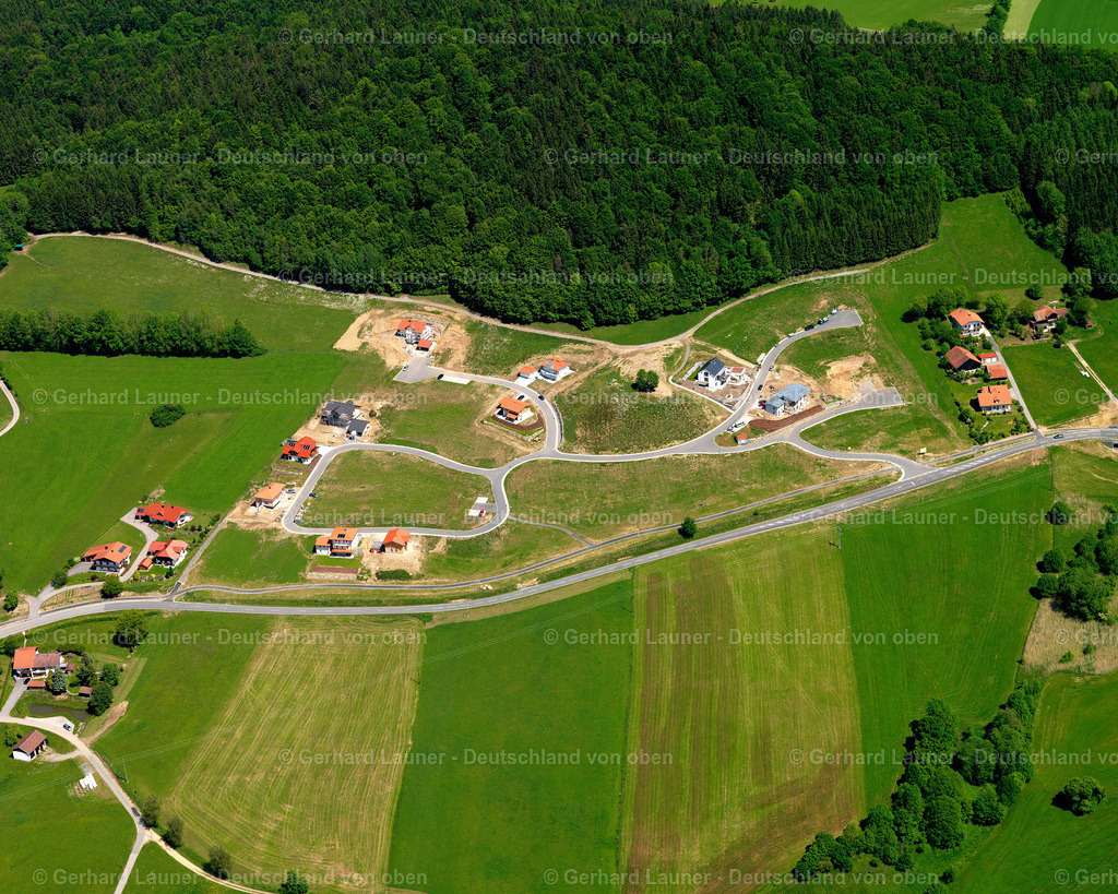 2724018 | PERLESREUT 19.05.2007 Landwirtschaftliche Nutzflächen und Feldgrenzen  umsäumen das Siedlungsgebiet des Dorfes in Perlesreut im Bundesland Bayern, Deutschland // Agricultural land and field boundaries surround the settlement area of the village  in Perlesreut in the state Bavaria, Germany Foto: Gerhard Launer