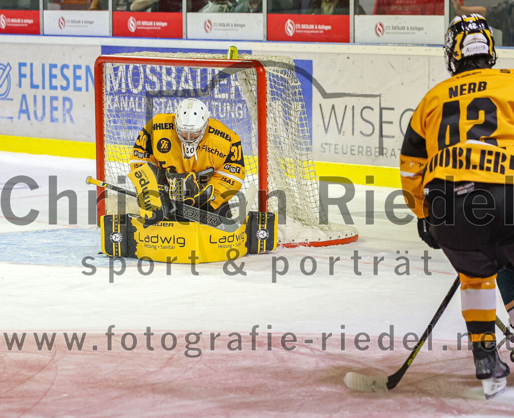 2025-08-22_062_TSV_Erding_gegen_EV_Fuessen | Erding, Deutschland, 22.08.2025:Eishockey, Oberliga Süd 2025 / 2026, Testspiel, TSV Erding gegen EV Füssen, Endergebnis: 1:4Torwart Timotej Pancur (EV Füssen, #30), Moritz Nerb (EV Füssen, #42)Foto: Christian Riedel / fotografie-riedel.net