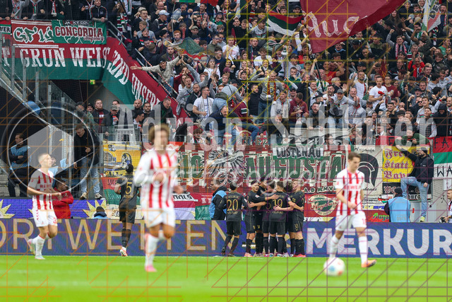 1. FC Köln vs FC Augsburg - 1. Bundesliga  | Köln, Deutschland, 18.10.25:   Fabian Rieder (FC Augsburg) Torjubel, jubelt mit seiner Mannschaft nach dem Treffer zum 0:1 waehrend des Spiels der 1. Bundesliga zwischen  1. FC Köln vs FC Augsburg im RheinEnergieStadion(Foto von Brauer-Fotoagentur / Adrian Schlueter)