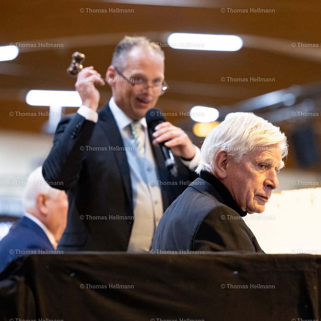 TH_Paul Schockemöhle_ Hendrik Schulze Rückamp_22806 | Paul Schockemöhle, Hendrik Schulze Rückamp beim PSI Auktion 2024 am 07.12.24 in Ankum, Sporthotel Ankum
