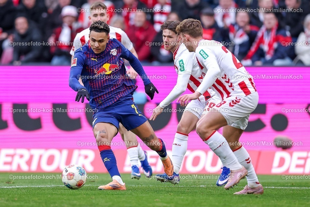 1FC08022601022 | 08.02.2026, Fußball, 1. FC Köln - RB Leipzig, 1. Fußball Bundesliga, 21. Spieltag, RheinEnergie-STADION, Saison 2025 2026: Isak Johannesson&nbsp;(1FC Koeln #18) Jan Thielmann&nbsp;(1FC Koeln #29) Sebastian Sebulonsen&nbsp;(1FC Koeln #28)  im Zweikampf gegen  Antonio Nusa&nbsp;(RB Leipzig #07)  DFB regulations prohibit any use of photographs as image sequences and or quasi-video.