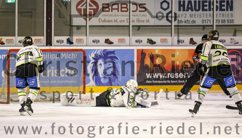 2024-03-01_129_TSV_Erding_gegen_ERSC_Amberg | Erding, Deutschland, 01.03.2024:
Eishockey, Bayernliga Playoffs 2023 / 2024, 5. Spieltag, TSV Erding gegen ERSC Amberg, Endergebnis: 9:0

Felix Schwarz (ERSC Amberg, #14), Torwart Janik Engler (ERSC Amberg, #30), Kevin Lavallee (ERSC Amberg, #20)

Foto: Christian Riedel / fotografie-riedel.net