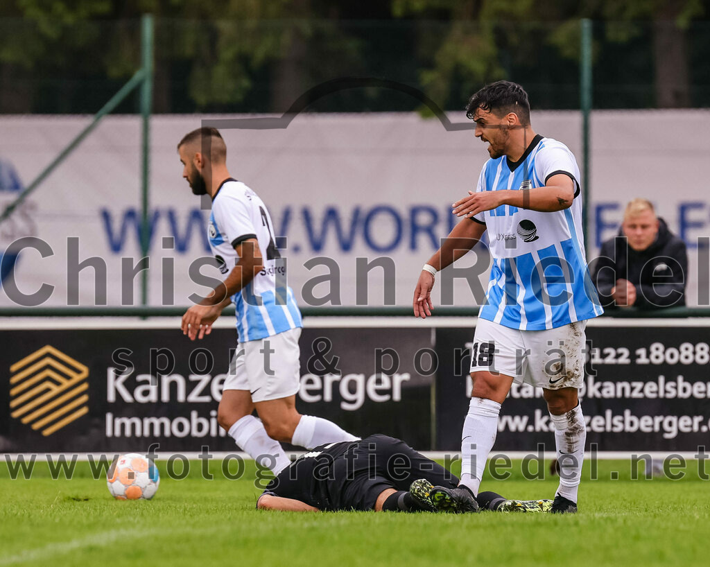 2023-08-05_108_FC_Langengeisling_gegen_SVN_Muenchen | Erding, Deutschland, 05.08.2023:
Fußball, Bezirksliga Oberbayern Ost 2023 / 2024, 2. Spieltag, FC Langengeisling gegen SVN München, Endergebnis: 1:3

Maximilian Hintermaier (FC Langengeisling, #13), Mehmet Köse (SVN München, #18)

Foto: Christian Riedel / fotografie-riedel.net