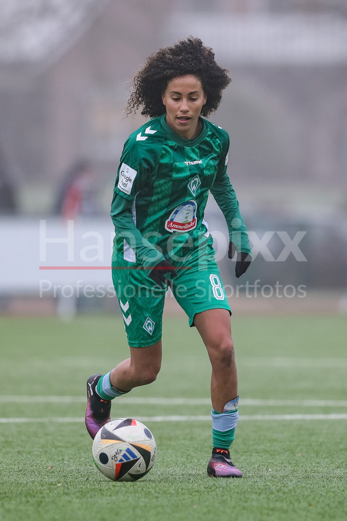 Fussball, Testspiel Frauen, Borussia Mönchengladbach - SV Werder Bremen | v.li.: Amira Arfaoui (SV Werder Bremen, 8) am Ball, Freisteller, Einzelbild, Ganzkörper, Aktion, Action, Spielszene