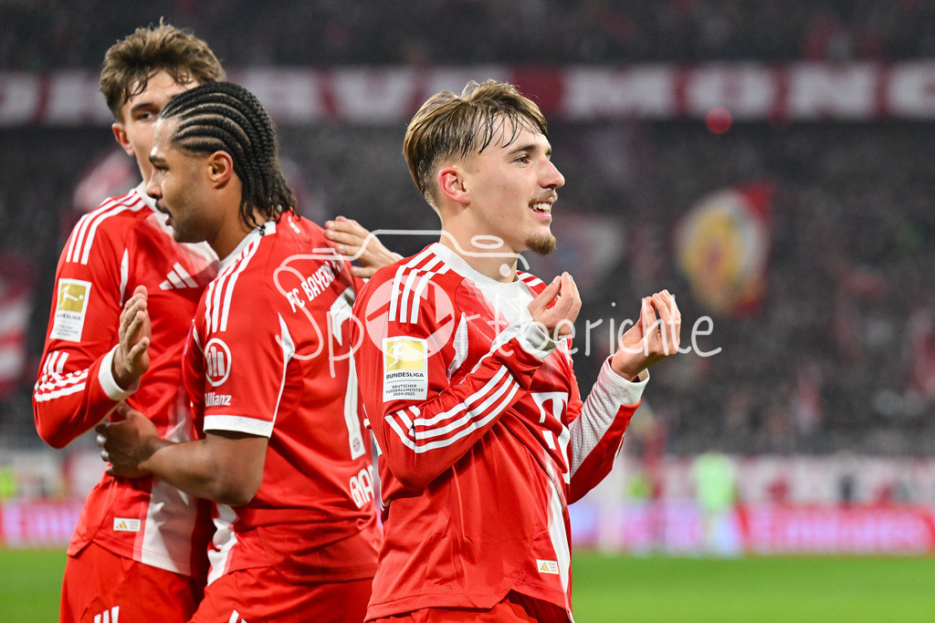 FC Bayern München - 1. FSV Mainz 05 | MUNICH, GERMANY - 14. DECEMBER: Jubel der Bayern nach dem Treffer zum 1-0 durch Lennart KARL (FC Bayern Munich 42) / Tor / Torschuetze / Freude / Happy während dem Bundesligamatch zwischen dem FC Bayern München und dem 1. FSV Mainz 05 am 14. Spieltag in der Allianz Arena / DFL REGULATIONS PROHIBIT ANY USE OF PHOTOGRAPHS AS IMAGE SEQUENCES AND/OR QUASI-VIDEO