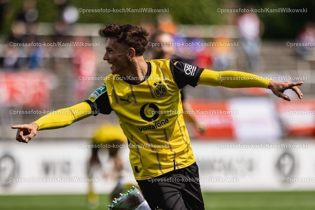 xkwi03082501026 | 03.08.2025, xkwix, Fußball, Regionalliga West, Borussia Dortmund U23 - Sportfreunde Siegen, Stadion Rote Erde: Torjubel nach dem Tor zum 2:1 durch Arne Wessels (Borussia Dortmund 2 #11) 