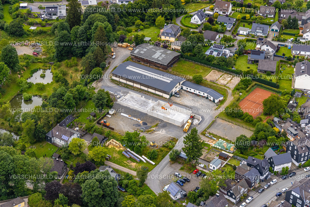 BadBerleburg240710192 | Luftbild, Pferdehof und Reitstall, Baustelle mit Gebäude-Neubau, Tennisplätze, Wohngebiet Am Herrenacker, Bad Berleburg, Wittgensteiner Land, Nordrhein-Westfalen, Deutschland