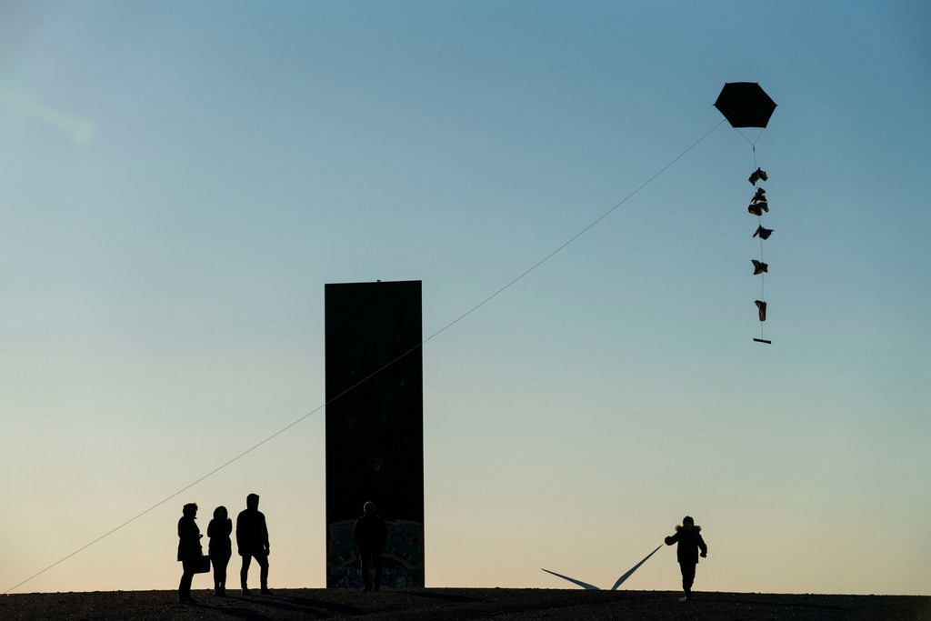 JT-220307 | Leute lassen einen Drachen steigen, Skulptur von Richard Serra, Bramme für das Ruhrgebiet auf der Halde Schurenbach, Essen, Deutschland,  - Realisiert mit Pictrs.com