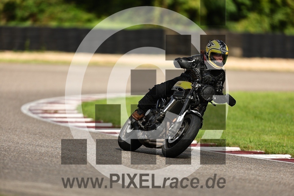 0031-20250927_01050 | Schöne Erinnerungen an spannende Momente - das festzuhalten ist unser Job. PIXELrace.de ist seit 2003 auf den Rennstrecken Europas unterwegs um die Action draußen beim Fahren und die wunderbare Stimmung imm Fahrerlager für euch einzufangen.