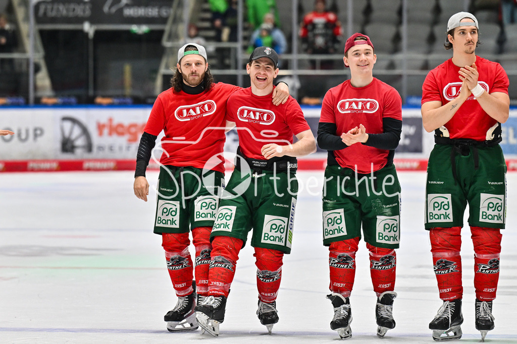 Augsburger Panther - Schwenninger Wild Wings | AUGSBURG, GERMANY - 02. JANUARY: das Team der Panther feiert zusammen mit den Fans den wichtigen Heimsieg gegen die Wild Wings nach dem Match zwischen den Augsburger Panthern und den Schwenninger Wild Wings am 35. Spieltag der Penny DEL im Curt Frenzel Stadion / Anthony LOUIS (Augsburger Panther 18), Kyle MAYHEW (Augsburger Panther 27), Moritz ELIAS (Augsburger Panther 46), Christian HANKE (Augsburger Panther 25)