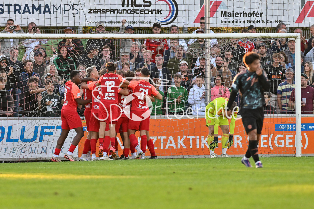SpVgg Hankofen-Hailing - FC Bayern Amateure | Jubel der Hausherren nach dem Treffer zum 2-0 durch Tobias LERMER (Spvgg #22) / Freude / Happy / Tor / Torschuetze / Regionalliga Bayern: SpVgg Hankofen-Hailing - FC Bayern München II, Maierhofer-Bau Stadion am 20.09.2024