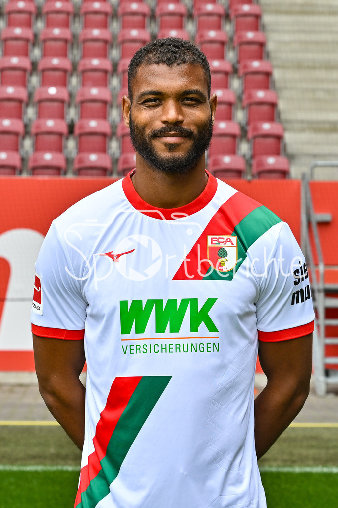 FC Augsburg 2025/26 | Steve MOUNIE / Einzelfoto / Freisteller / Media Day FC Augsburg: WWK-Arena am 06.08.2025