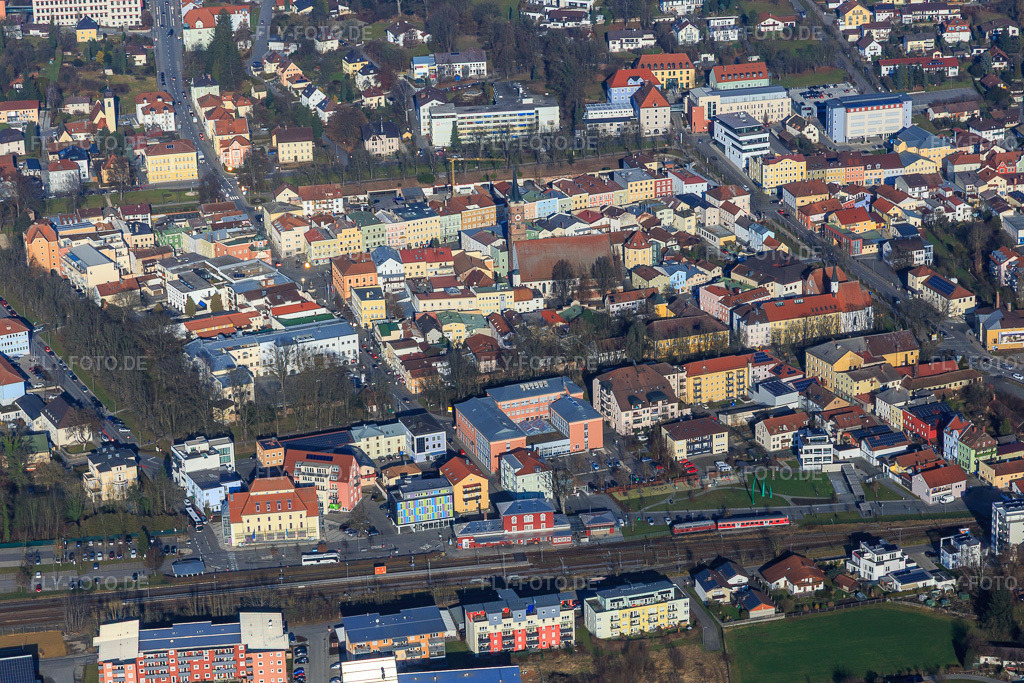 Luftbild: Stadtzentrum innerhalb der Ringstraße und Bahnhof aus Süden in Pfarrkirchen im Bundesland Bayern in Deutschland. Foto: IMG_095934.jpg vom 29.12.2016 durch Werner Riehm/FLY-FOTO.de