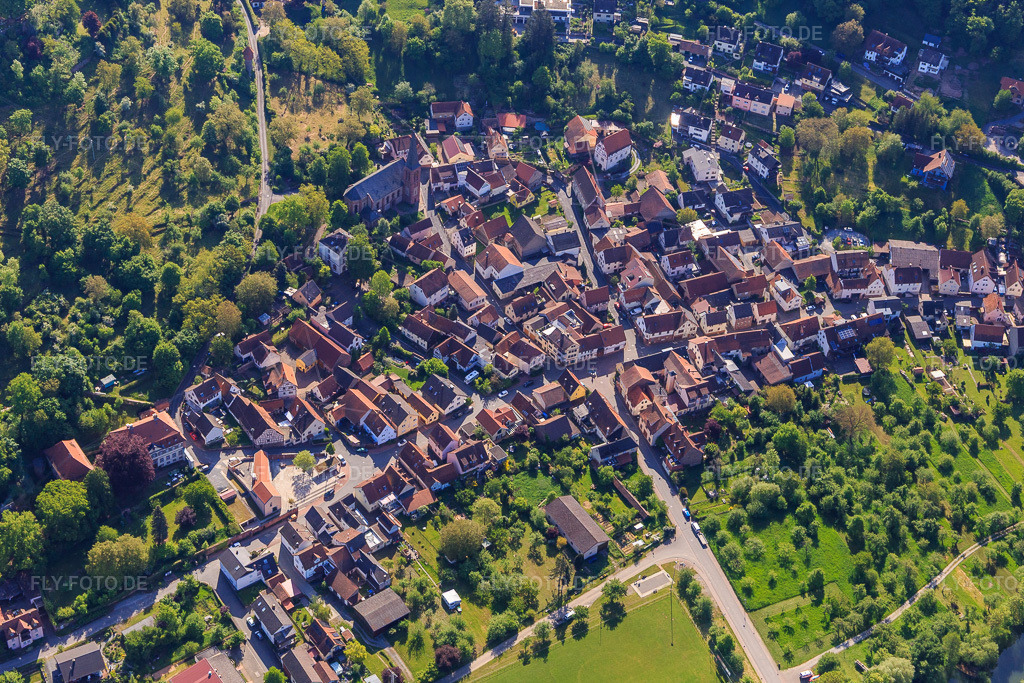 Luftbild: Ortsansicht unterhalb der gleichnamigen Burg aus Westen im Ortsteil Gamburg in Werbach im Bundesland Baden-Württemberg in Deutschland. Foto: IMG_146578.jpg vom 10.05.2025 durch Werner Riehm/FLY-FOTO.de