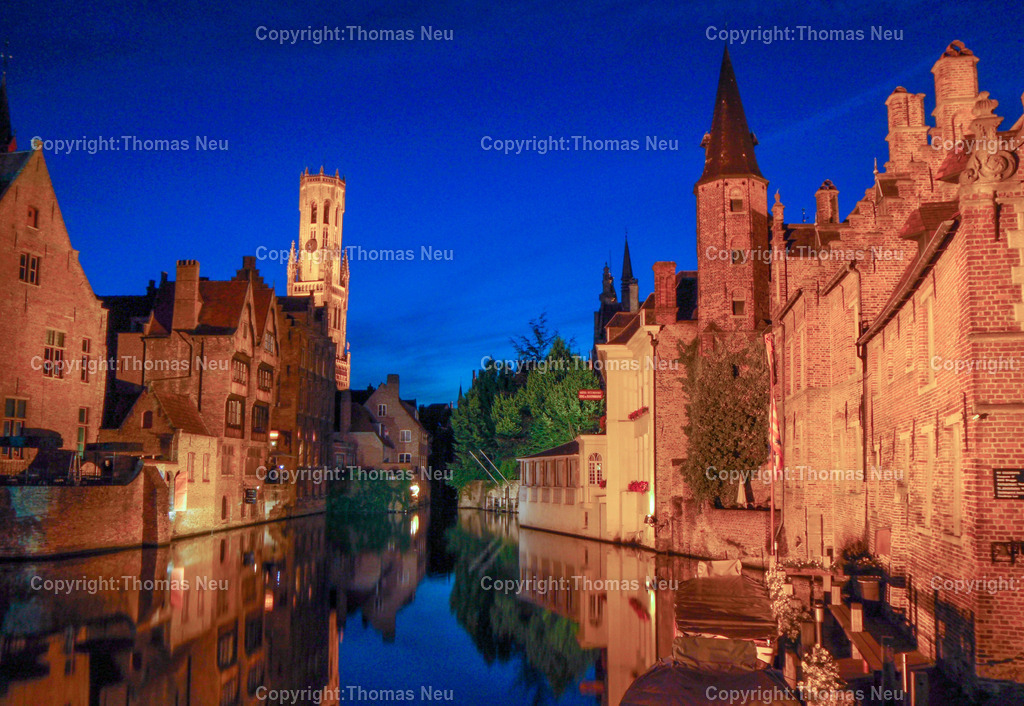 Bild 126 | Brügge, UNESCO WEltkulturerbe, Stadt in Westflandern, Nachtaufnahme in der Altstadt von Brügge,am Rozenhoedkai, links im Hintergrund der Belfried, das Wahrzeichen und zugleich das höchste Gebäude der Stadt Mitten auf dem Grote Markt thront der 83 Meter hohe Turm seit dem 13. Jahrhundert in den Himmel – und zwar ein wenig schief, wie man von Weitem sehen kann.,Bild: Thomas Neu