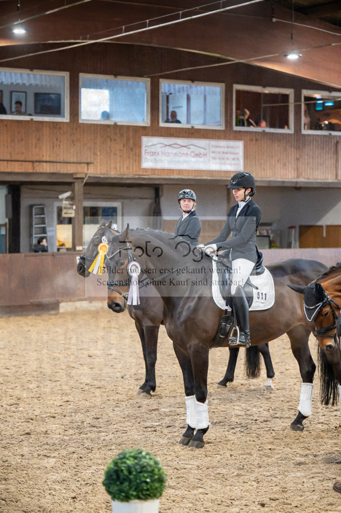 Hallenreittunier Voxtrup 2023 | Entdecke hochwertige Reitturnierfotos von Foto Oger. Professionell, emotional und authentisch – jetzt Lieblingsmomente im Shop bestellen.Deutschlandweite Turnierfotografie. - Realisiert mit Pictrs.com