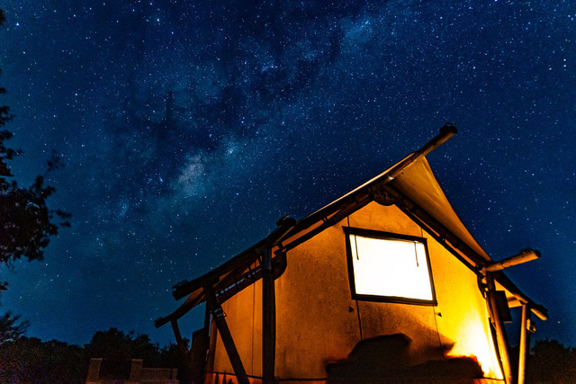 Milchstraße über Hluhluwe_ Südafrika | Atemberaubende Reisefotografie gepaart mit modernen Inspirationen für persönliche Perspektivwechsel. Für alle Reisenden mit Drang nach Abenteuer und Freiheit. Ideal als Geschenkidee - Realisiert mit Pictrs.com