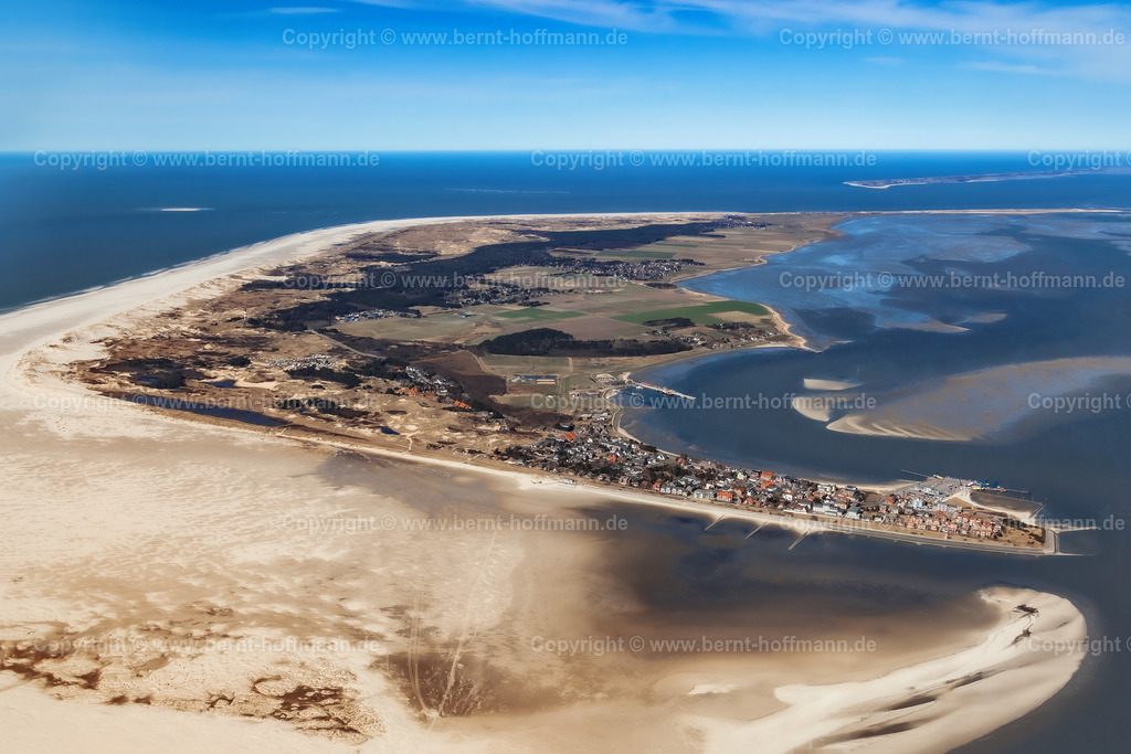 PLB_6212_Amrum_90x60 | LUFTBILD. Insel Amrum. __ Blick auf Wittdün mit Fähranleger und dem vorgelagerten Kniepsand. Blick von Südost nach Nordwest. __ Seitenverhältnis = 3 zu 2 - Realisiert mit Pictrs.com