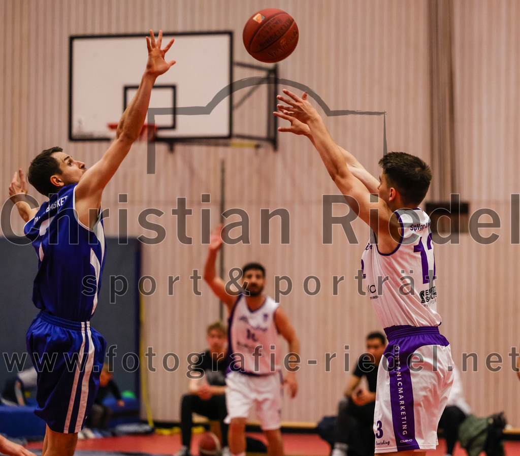 2022-05-29_045_SpVgg_Altenerding_gegen_Muenchen_Basket_2 | Erding, Deutschland, 29.05.2022:
Basketball, Bezirksliga 2021 / 2022, Herren Turnier der 2. der Aufstiegsrunden, SpVgg Altenerding gegen München Basket 2, Endergebnis: 

Sebastian Weber (SpVgg Altenerding, #12)

Foto: Christian Riedel / fotografie-riedel.net